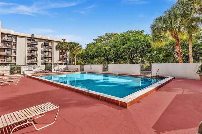 Building Photo - 2701 Riverside Dr