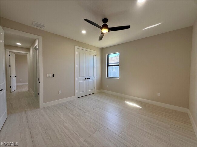 Building Photo - 106 NE 8th Pl