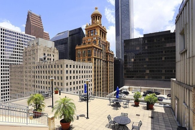 Building Photo - 914 N Main St