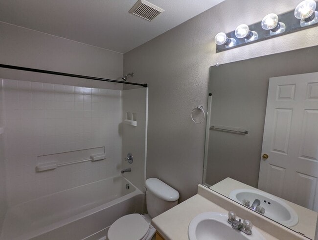 Building Photo - Gorgeous 2 Story 3 Bedroom 2.5 Baths in Da...