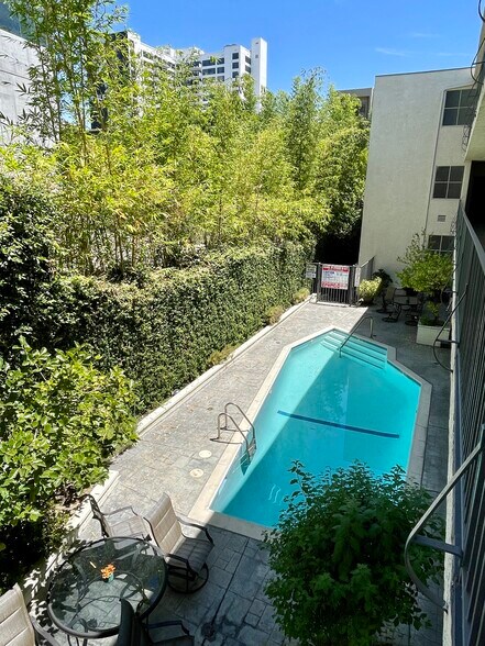 Building Photo - 1228 N La Cienega Blvd