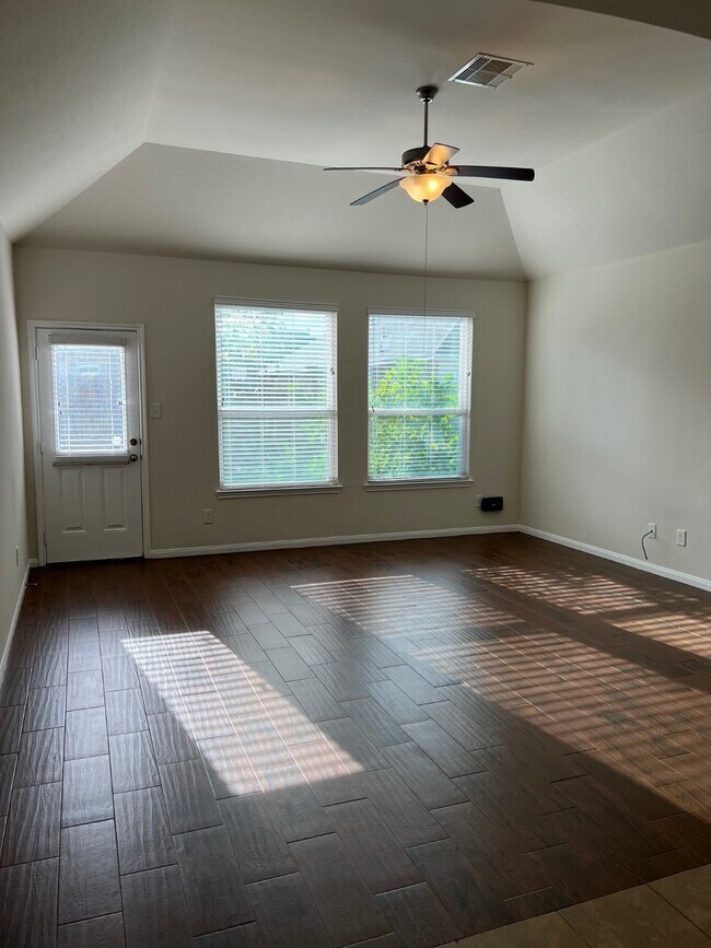 Building Photo - 1238 S Maple Dr