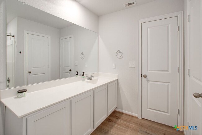 Building Photo - 324 Kenai Dr