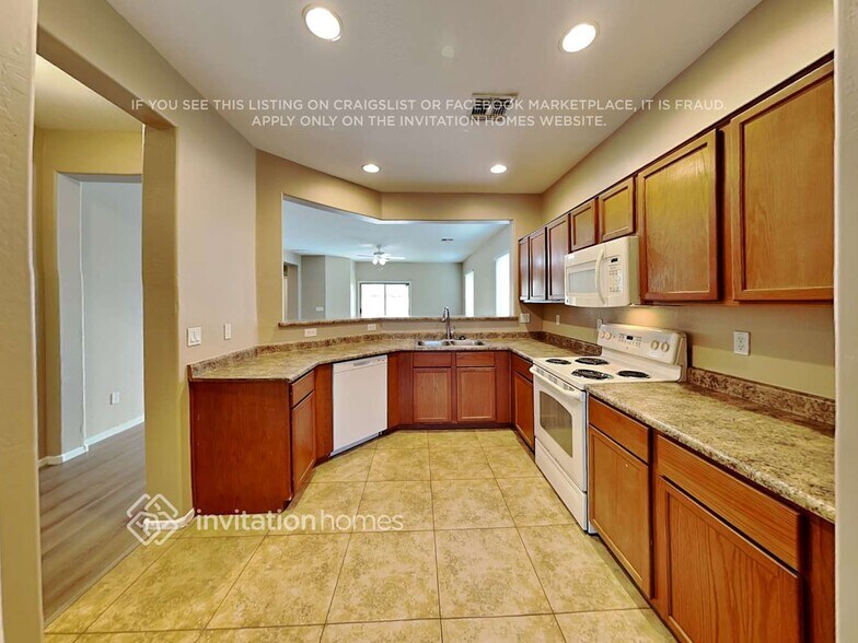 Building Photo - 3121 S 74th Dr