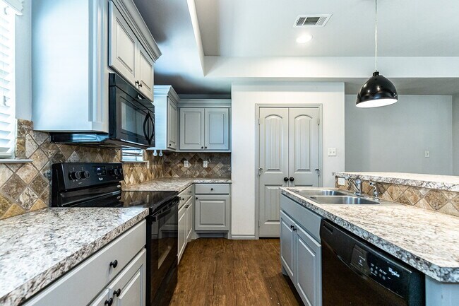 Building Photo - Gorgeous Home in Cooper District