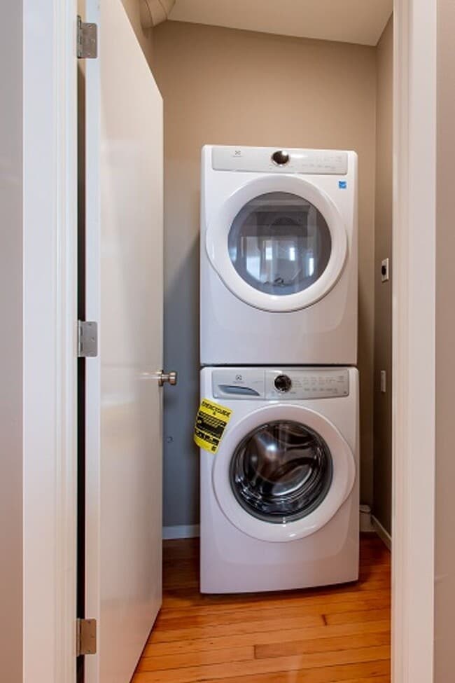 Building Photo - 1715