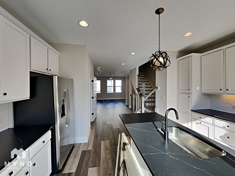 Building Photo - 586 W End Dr