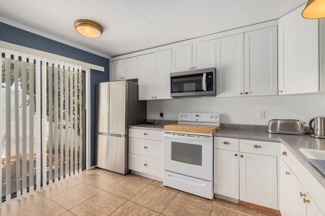 Building Photo - 3-Bedroom Furnished Townhouse with Private...