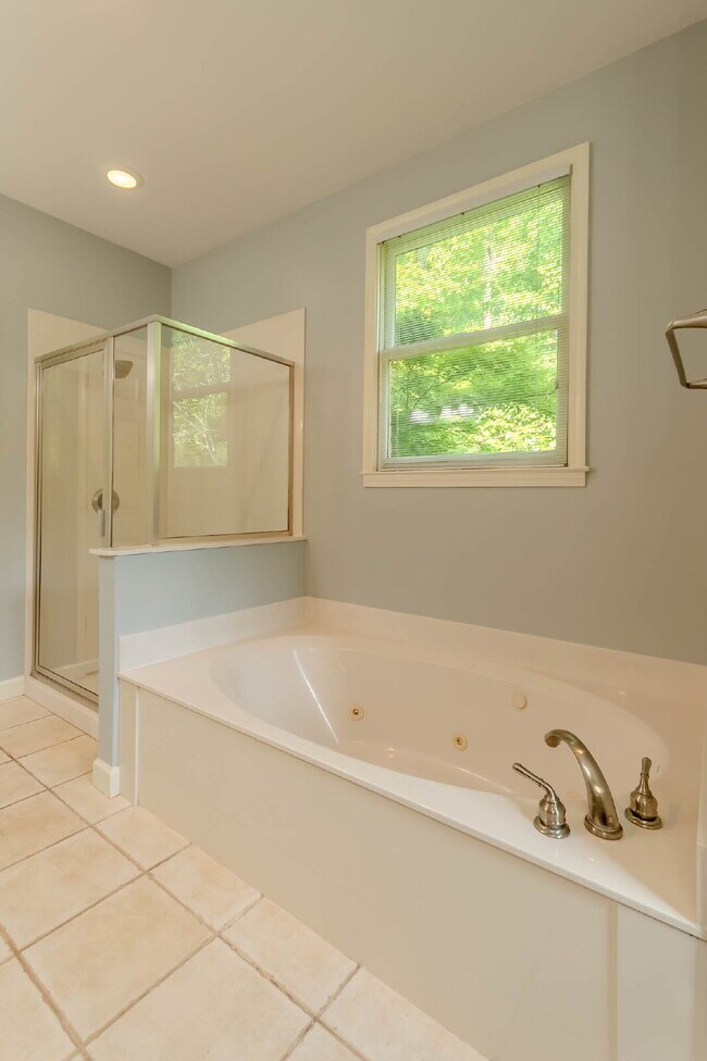 Building Photo - 5 Bedroom Home in Hermitage! Backs Up To T...