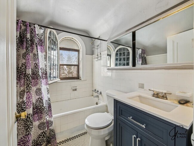 Building Photo - $1200 Bungalow