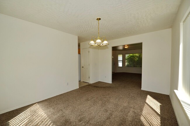 Building Photo - Broadmoore Community, 4 bed 2.5 bath