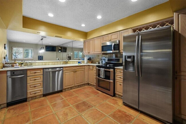 Building Photo - 6975 Bianchini Cir