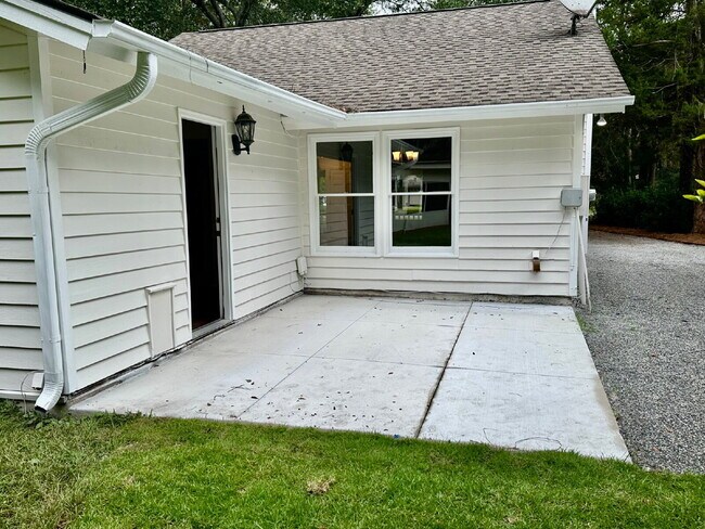 Building Photo - Completely Remodeled Ranch Style Home in t...
