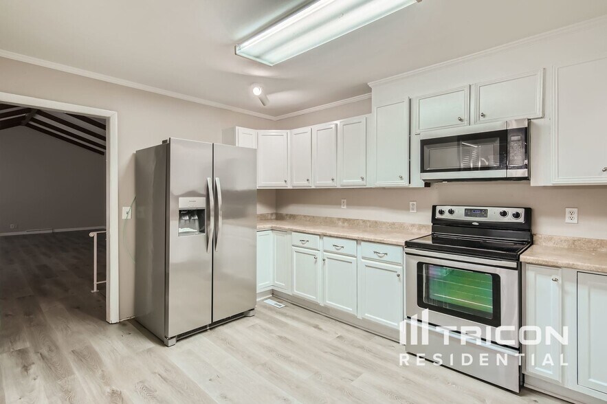 Building Photo - 3251 Deerwood Dr