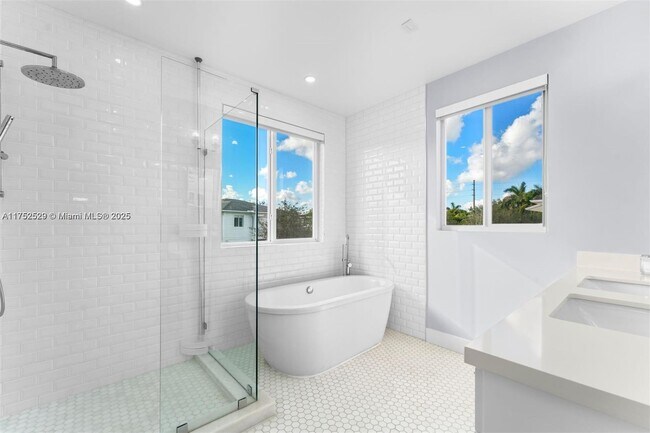 Building Photo - 5605 SW 65th Ave