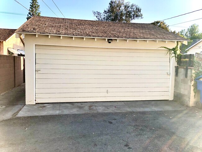 Building Photo - 12415 1/2 Chandler Blvd-A