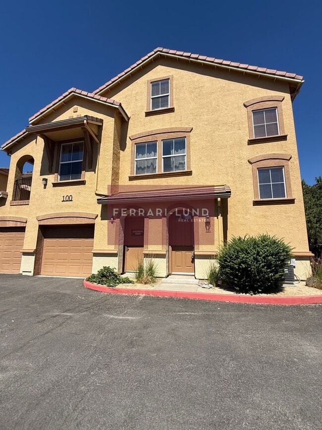 Building Photo - Beautiful townhome in Fallen Leaf , only 35 minutes from Incline Village-  Kay DeAlba Property!!!