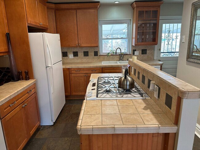 Building Photo - 2933 Ivanhoe St