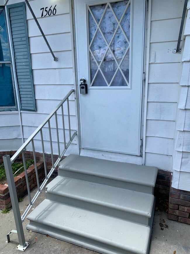 Building Photo - 7566 Peyraud Dr