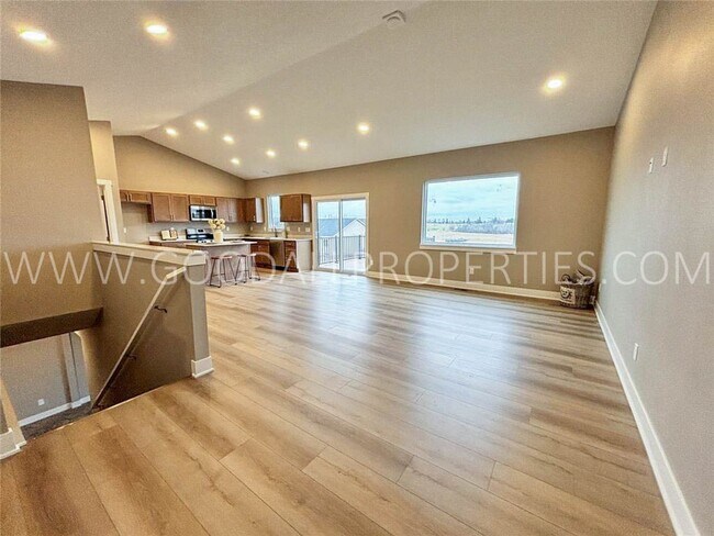 Building Photo - Stunning 4 bedroom, 3 bath Ranch Style Hom...