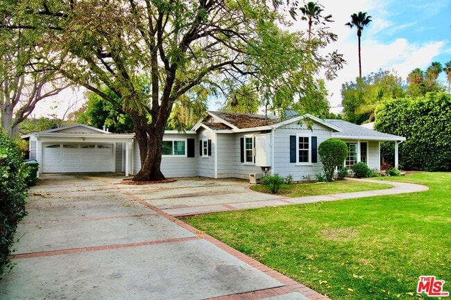 Building Photo - 8421 Darby Ave