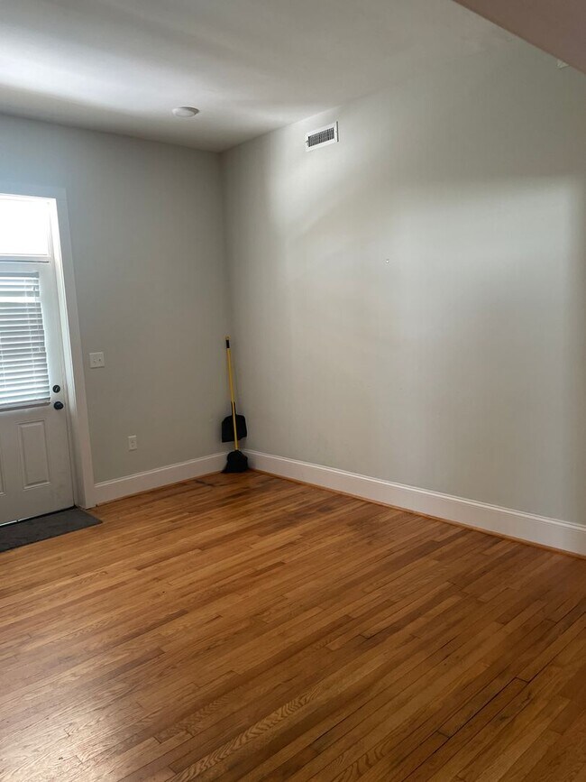 Building Photo - Main128-130