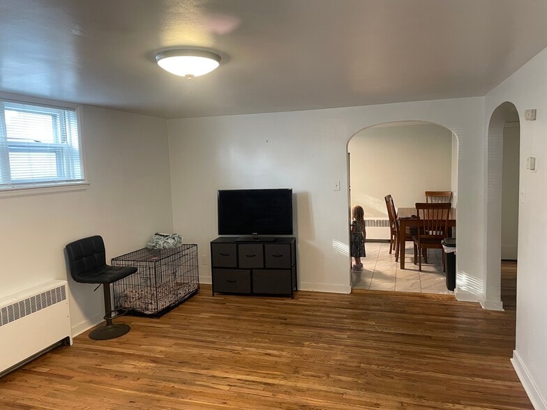 Large living area and kitchen/dining room - 719 East Fremont Street