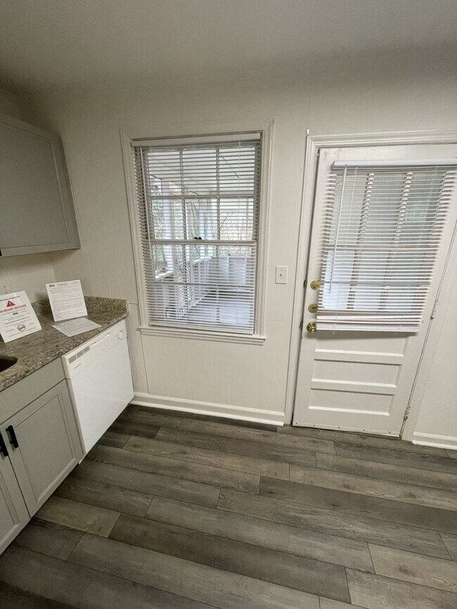 Building Photo - 2 Bedroom 1 Bathroom Duplex Downtown Raleigh!