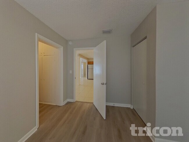 Building Photo - 1440 Overlea St