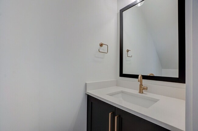 Building Photo - 1112 Pender St