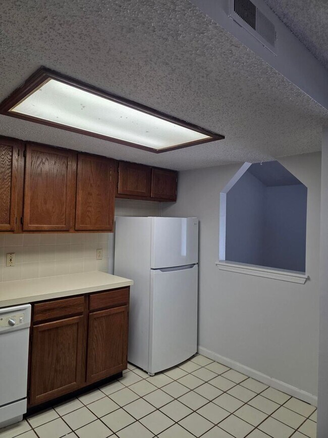 Building Photo - 2-Bedroom, 1-Bath