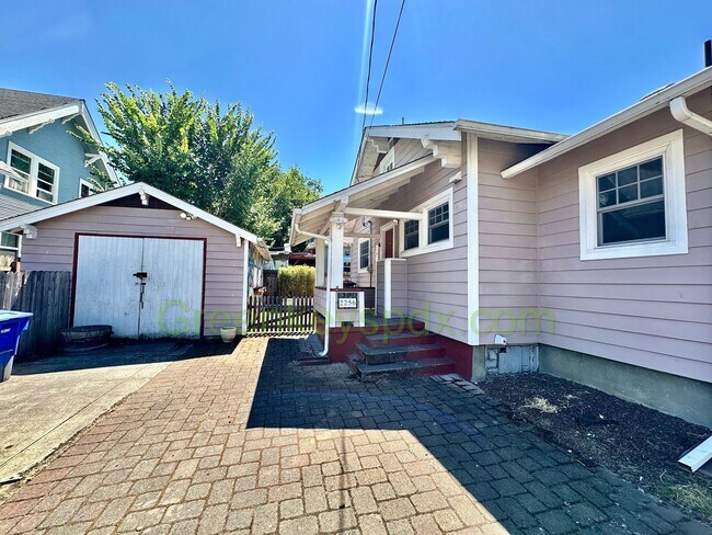 Building Photo - Huge 3 Bedroom 2 Bathroom House in Heart o...