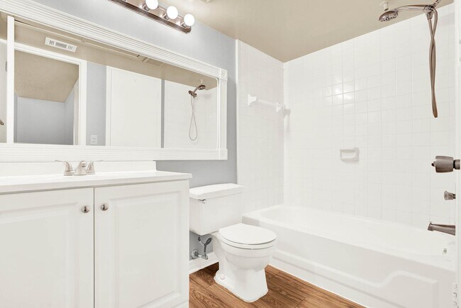Building Photo - 1/1 Condo in Gated Lakefront Community of Altamonte Springs!