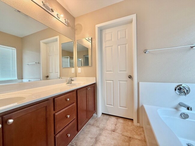 Building Photo - Spacious Living, Granite Counters, Great Location!