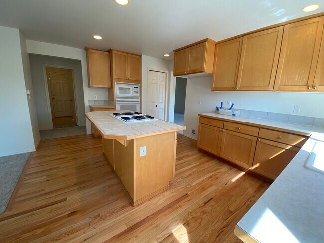 Building Photo - Spacious 4 bedroom 2.5 traditional house