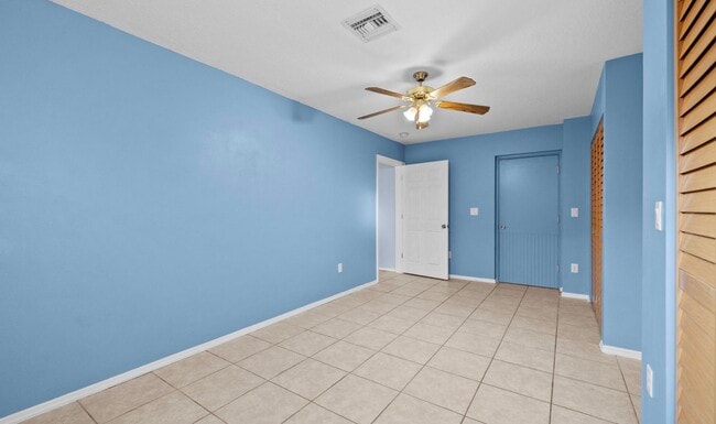 Building Photo - 141 NE Naranja Ave