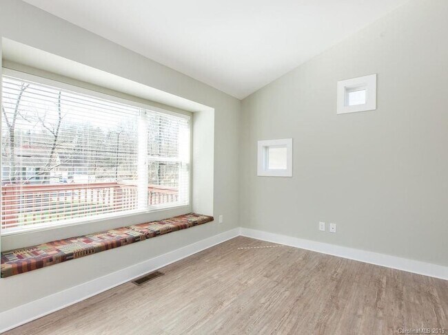 Building Photo - Modern Asheville Rental