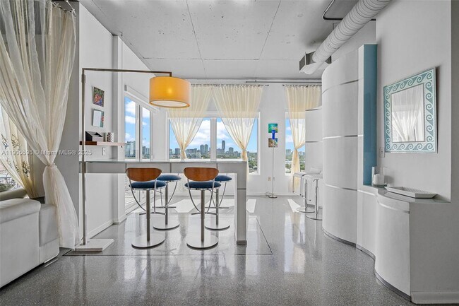 Building Photo - 10 SW South River Dr