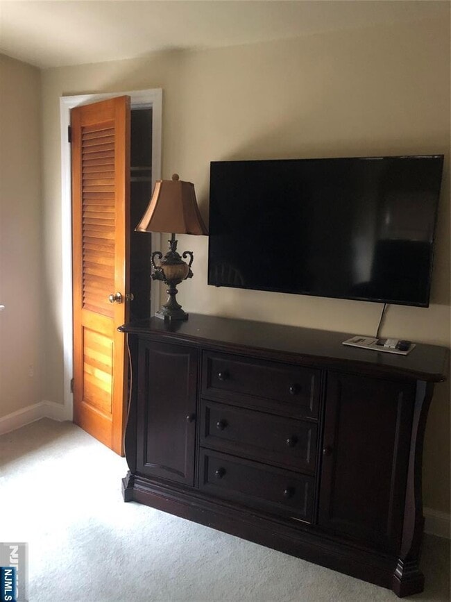 Building Photo - 5 5th St