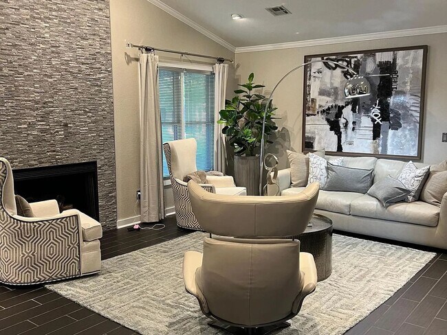 Building Photo - Available August 1st! Beautifully Remodele...