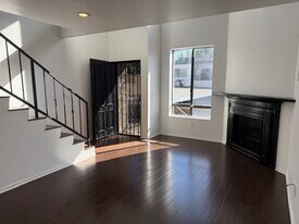 Building Photo - 558 Evergreen St