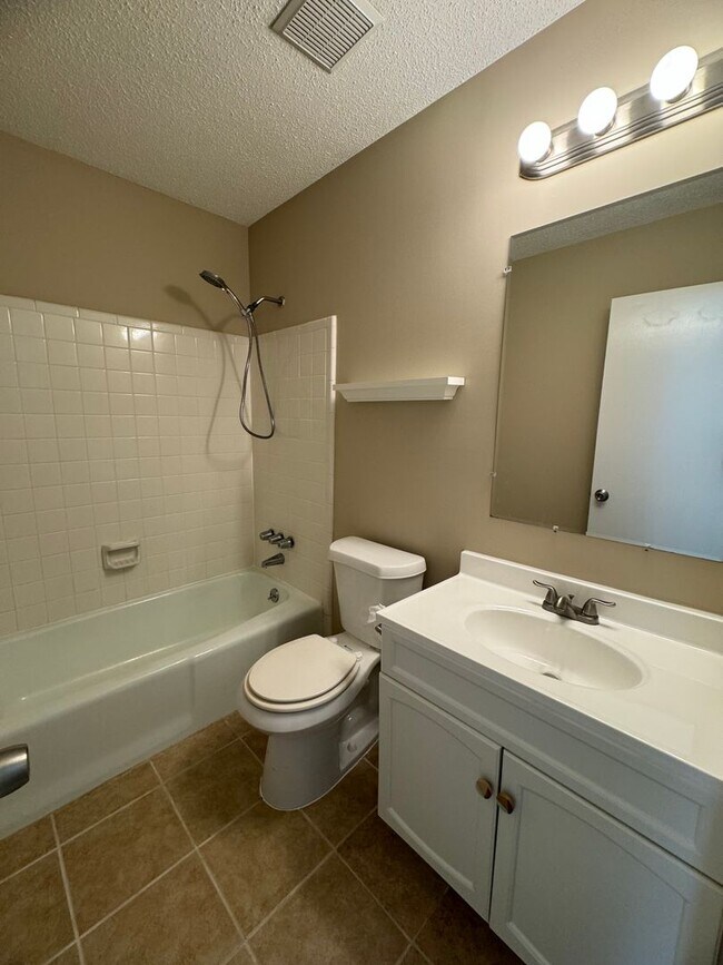 Building Photo - Charming 3 BR 1.5BA Brick & Vinyl Ranch