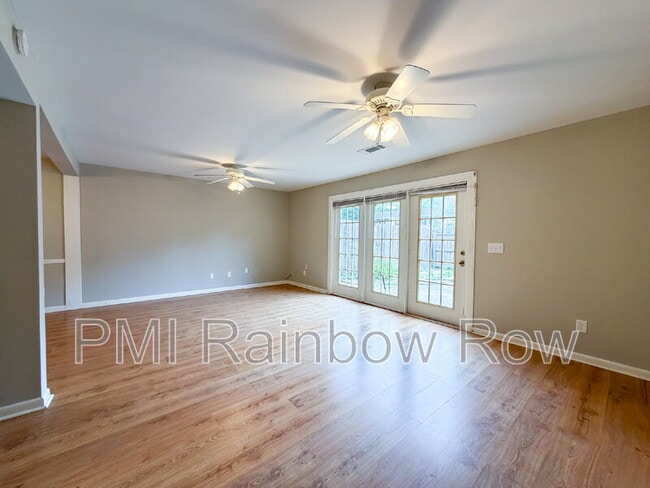 Building Photo - 425 Carriage Ln