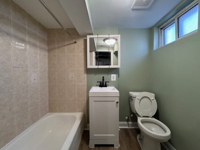 Building Photo - Baltimore - 4 bedrooms and 3 Bathrooms Available!