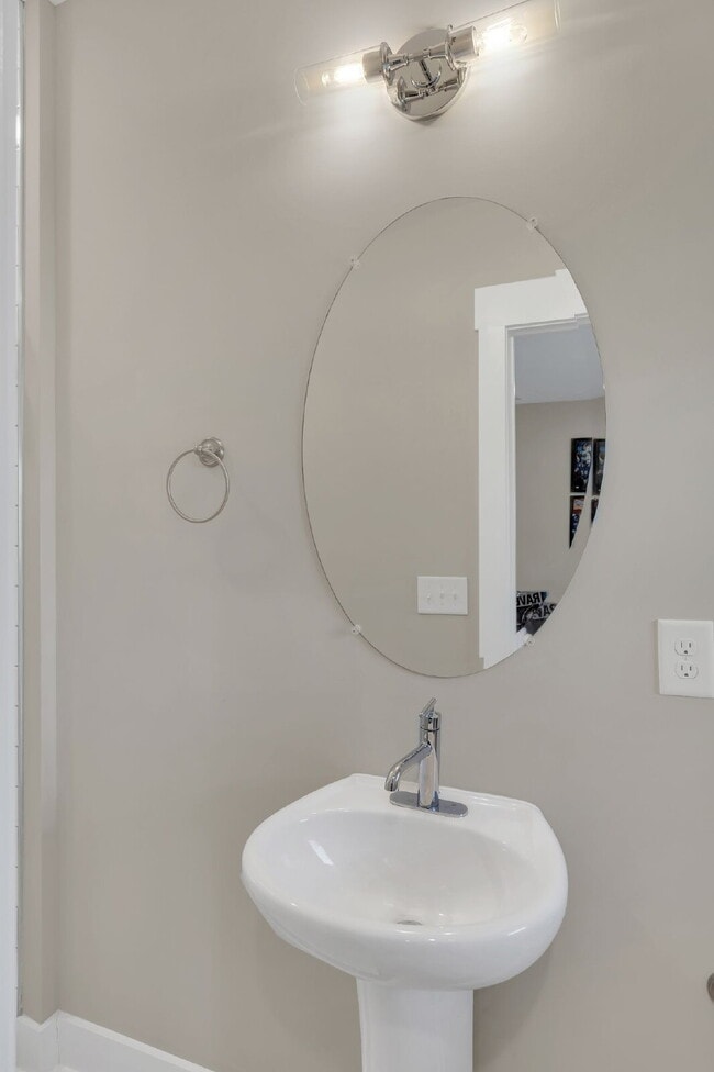 Building Photo - Better-than-new townhome in Highlands at S...