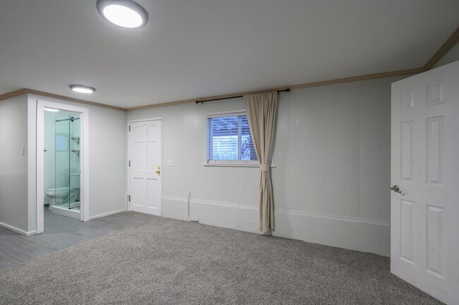 Building Photo - Spacious 4-Bedroom Contemporary Home with 1-Bedroom ADU