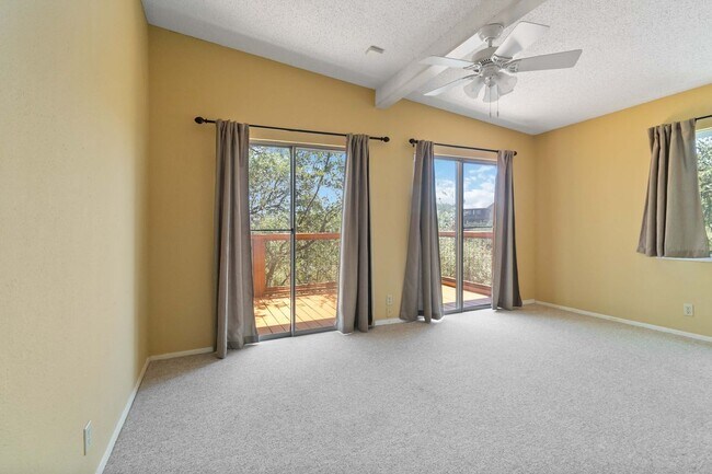 Building Photo - 2676 Woodcrest Dr