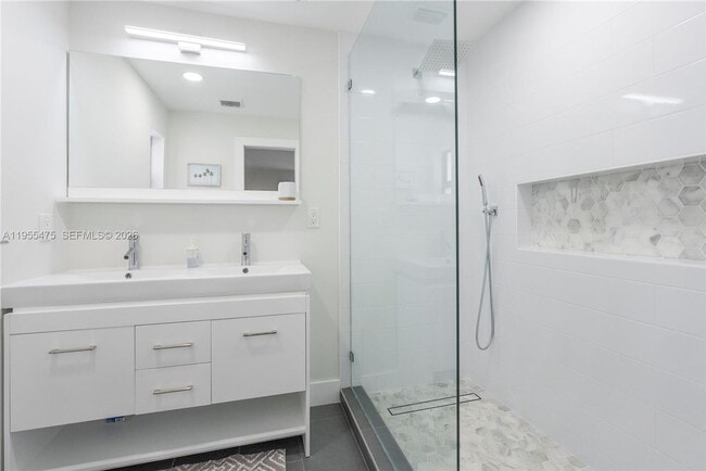 Building Photo - 510 SE 3rd Ave