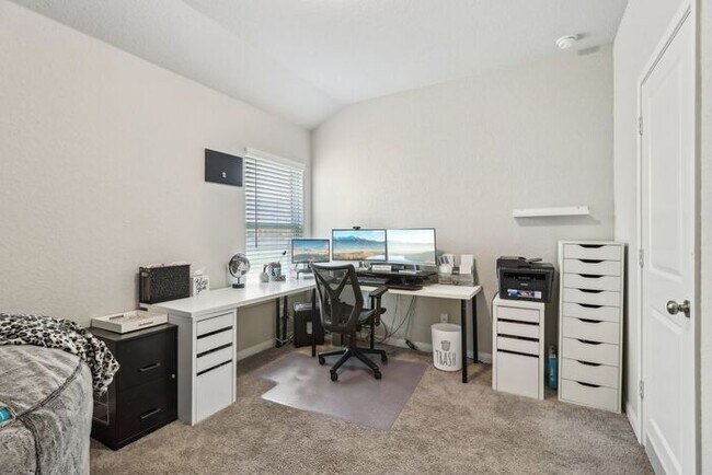 Building Photo - Spacious 1.5 Story Home with a Versatile Floorplan