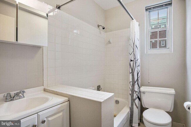 Building Photo - Spacious 1BR/1BA in Fabulous Cathedral Hei...